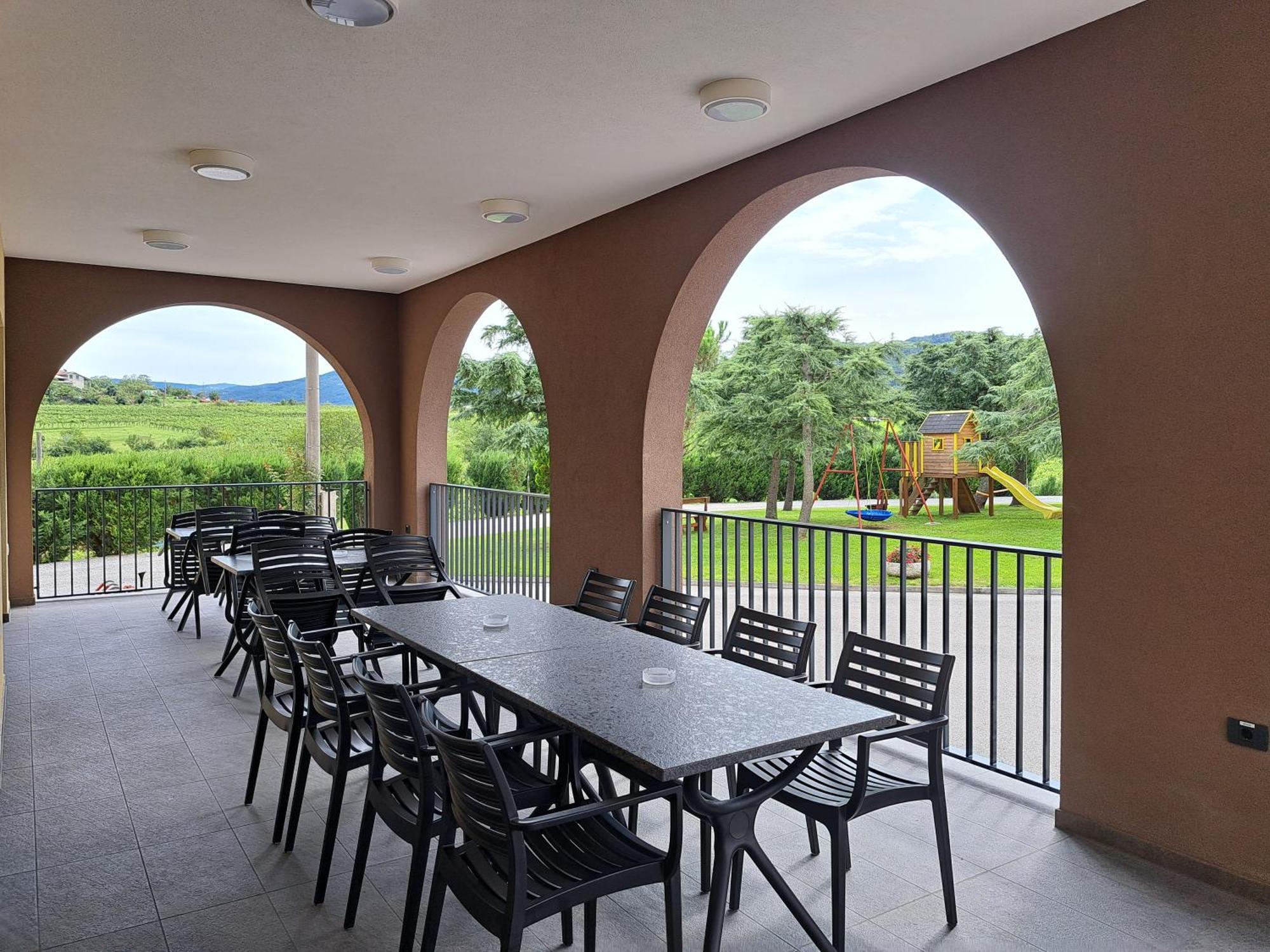 Posestvo Rouna - Winery And Apartments Vipava Extérieur photo